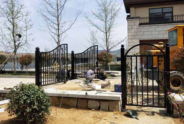 煙臺(tái)提升門(mén)的選型與安裝指南